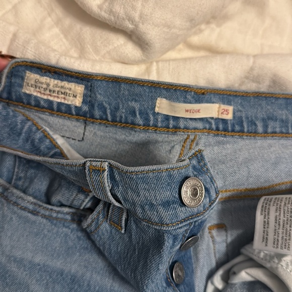 Levi’s Wedgie Straight Jeans - Picture 2 of 4